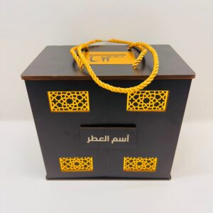 بوكس ذكري صندوق خشبي فاخريحتوي علي حبل لسهولة الحمل ومن الداخل علي 2 قارورة عطر فاخرة 50 مل.