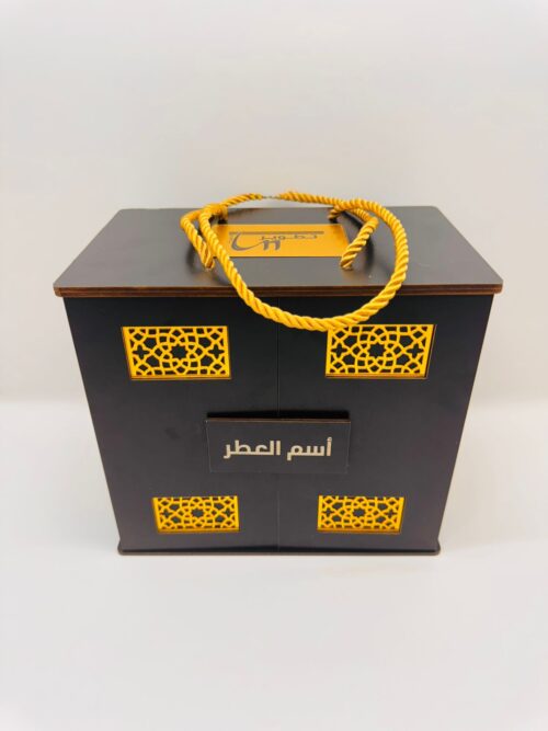 بوكس ذكري صندوق خشبي فاخريحتوي علي حبل لسهولة الحمل ومن الداخل علي 2 قارورة عطر فاخرة 50 مل.
