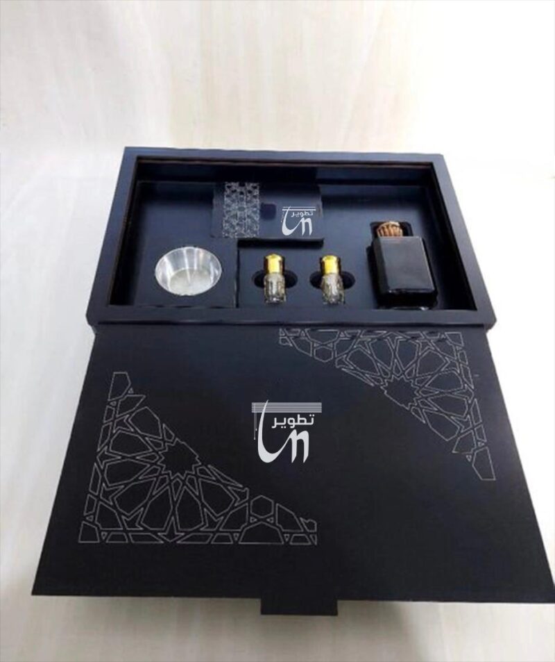 بوكس سلوان بوكس فاخر يحتوي من الداخل علي قارورة عطر 50 مل + 2 دهن عود + 15جرام عود + مبخرة.